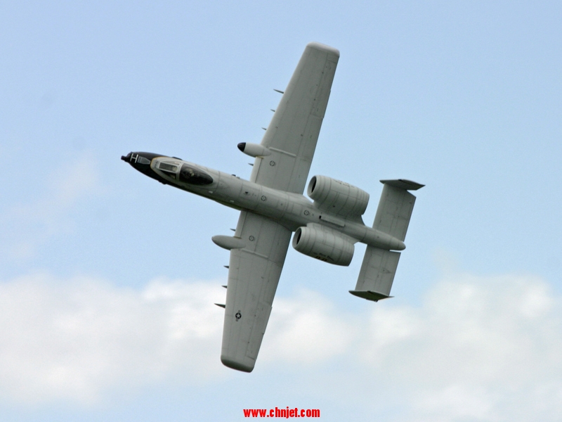 涡喷发动机航模飞机A10的飞行表演
