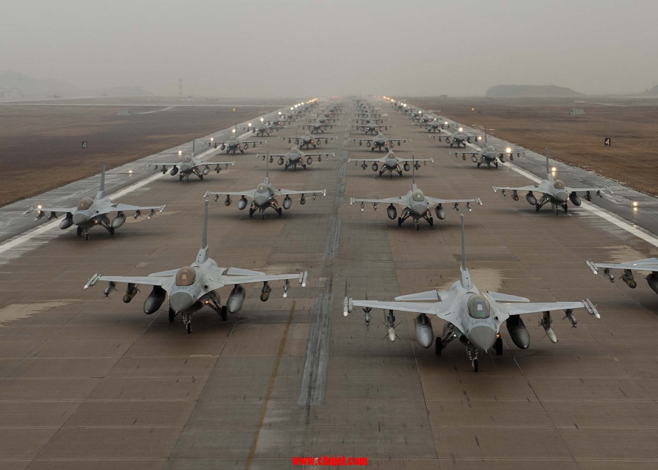 驻韩美军上百架F-16战机“大象漫步”展示武力