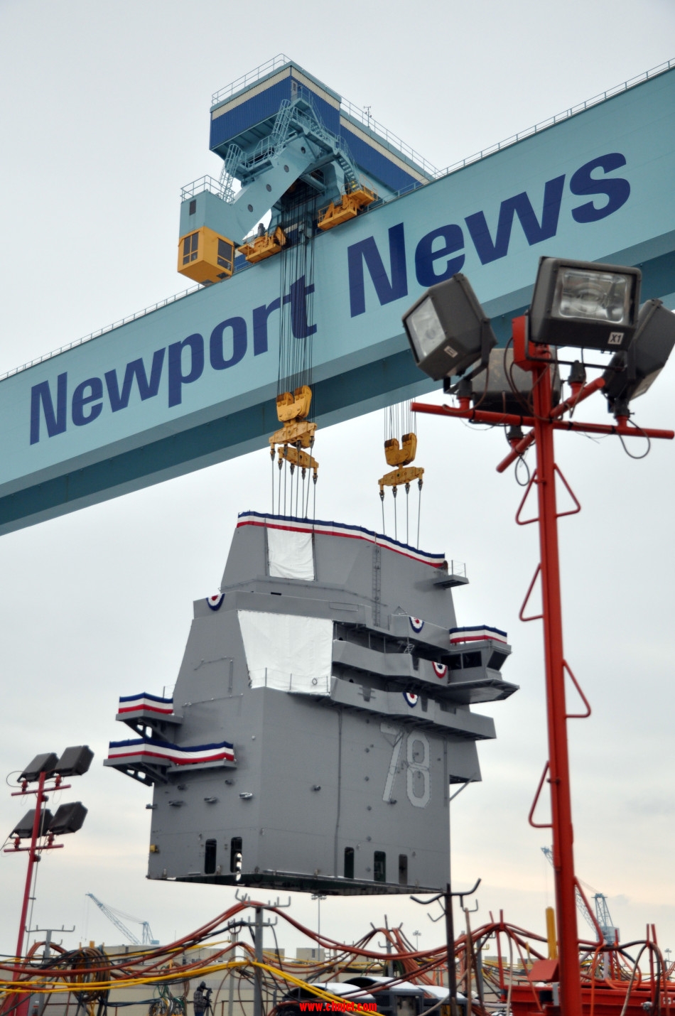 美国海军最新一代福特号核航母舰岛安装完毕