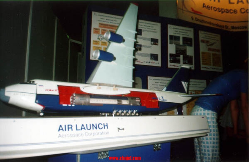 1:70比例安124模型飞机模拟空中发射火箭
