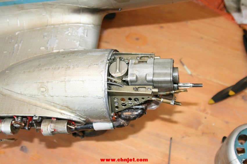 修复里苏诺夫Li-2模型飞机