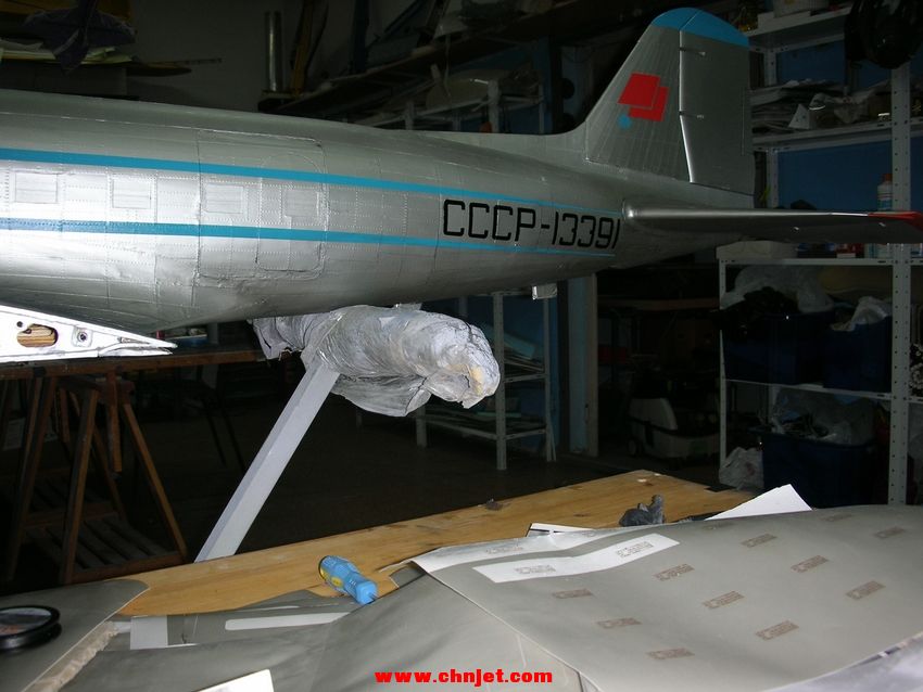修复里苏诺夫Li-2模型飞机