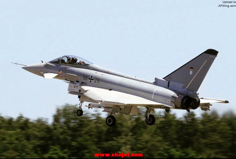 Pic_X_Maiden_Flight_of_Eurofighter_Typhoon_DA_1_2.jpg
