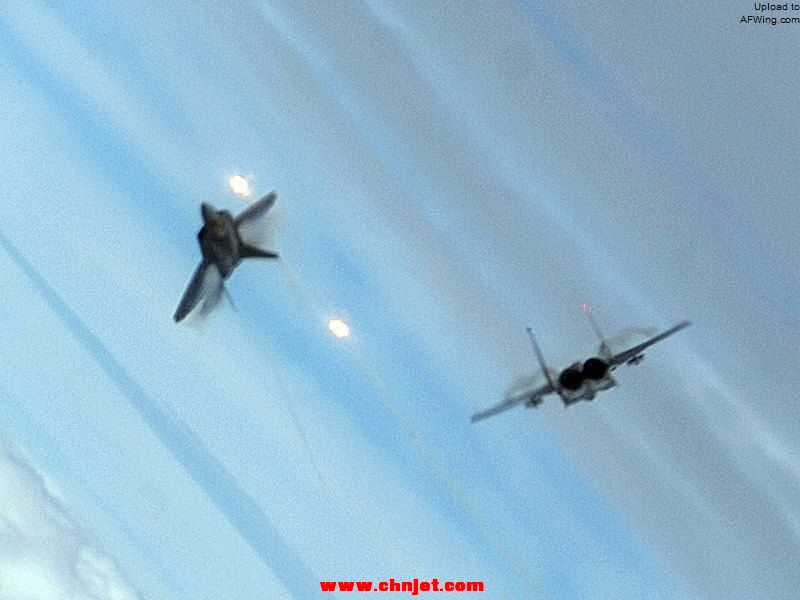F-22-dogfight-close-up.jpg