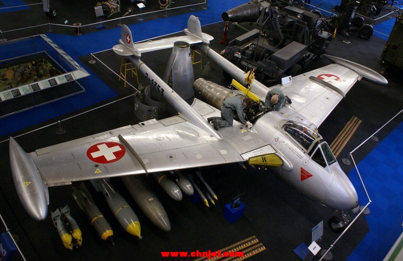 Swiss_Air_Force_De_Havilland_DH-112_Mk_4_Venom_being_serviced.jpg