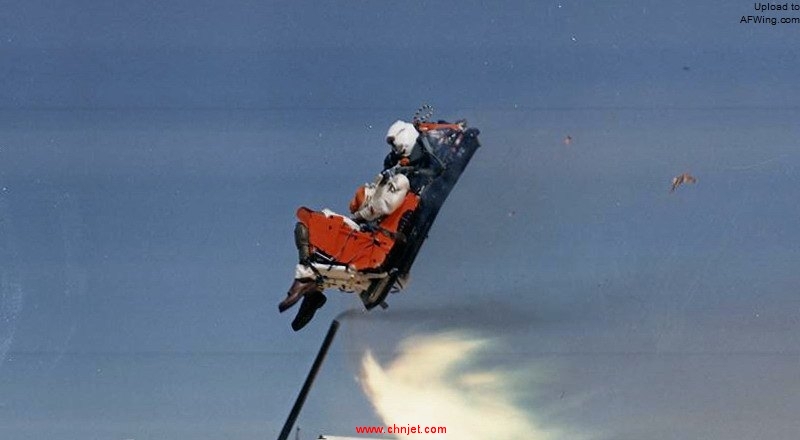 Ejector_seat_test_at_China_Lake_with_F-4B_cockpit_1967.jpg