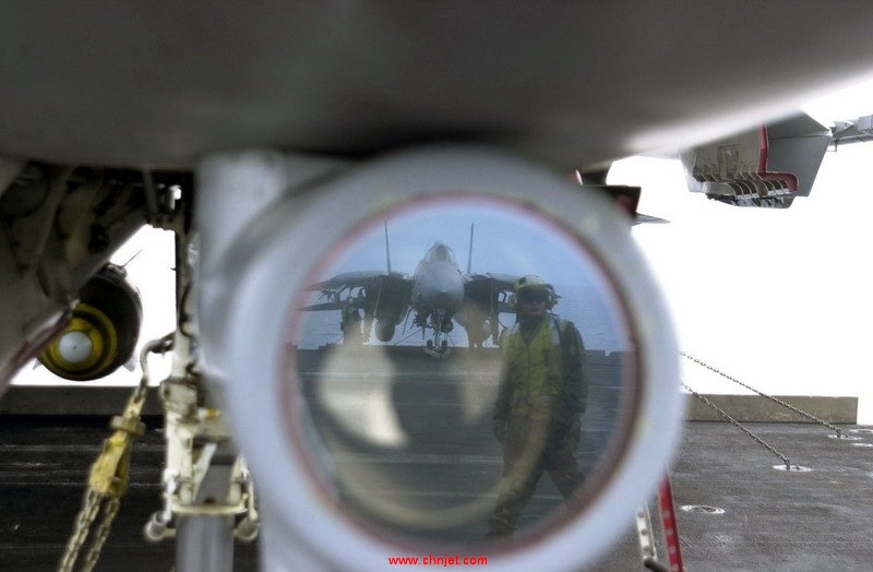 US_Navy_030418-N-0382O-591_An_F-14B_Tomcat_sits_on_the_flight_deck_aboard_USS_Harry_S__Truman_%28CVN_75%29.jpg