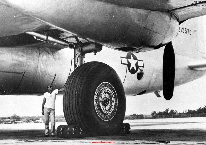 Convair_XB-36_main_landing_gear_detail_061128-F-1234S-028.jpg