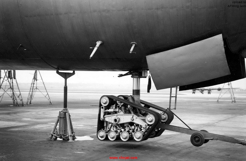 Convair_XB-36_nose_landing_gear_detail_061128-F-1234S-034.jpg