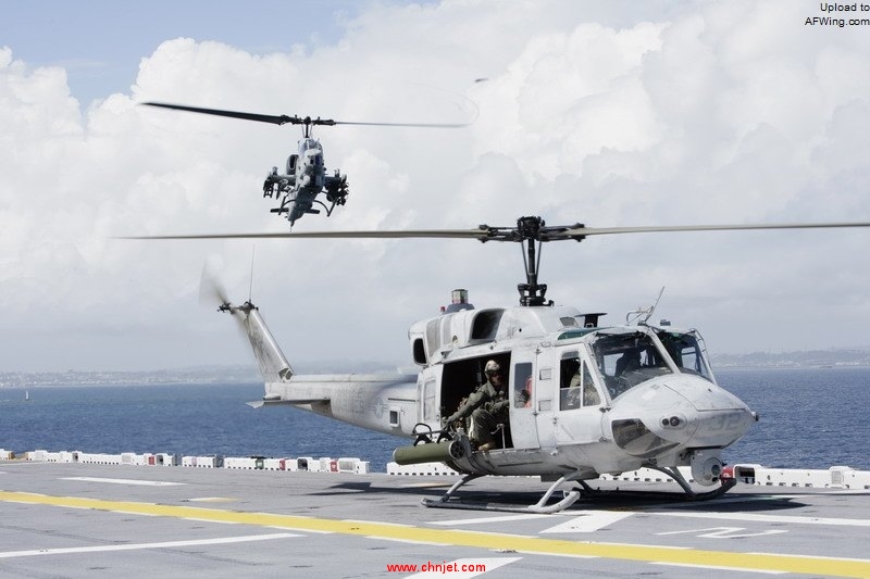 US_Navy_080923-M-7474Y-004_A_UH-1N_Huey_and_an_AH-1W_Super_Cobra_land_on_the_flight_line_of_the_amphibious_assault_ship_USS_Essex_%28LHD_2%29.jpg