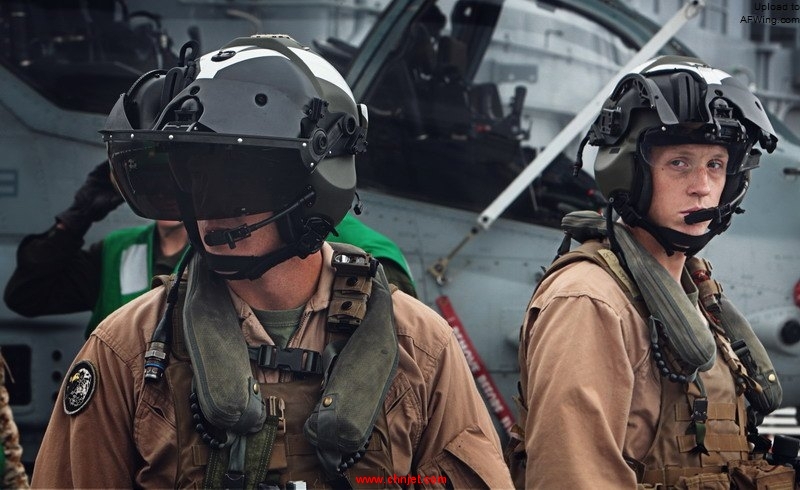 AH-1Z_pilots_with_helmet_mounted_displays.jpg