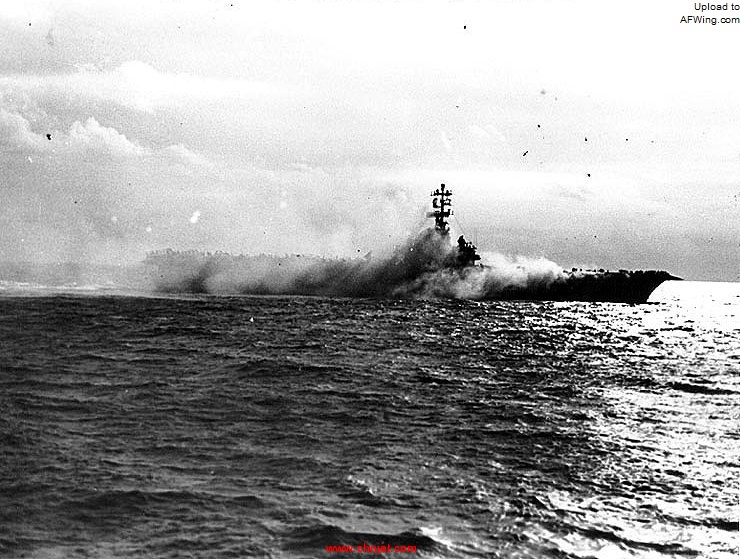USS_Oriskany_%28CV-34%29_on_fire,_26_October_1966.jpg