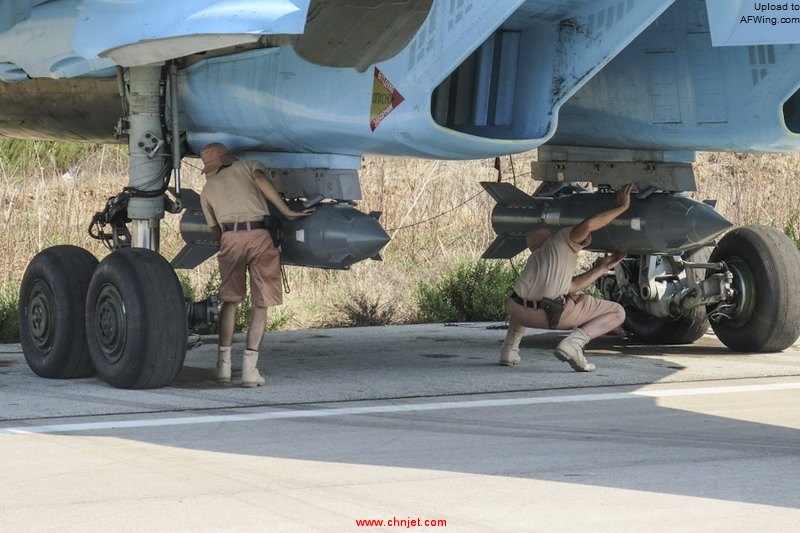 Fixing_KAB-500S_guided_bombs_to_a_Sukhoi_Su-34_at_Latakia.jpg