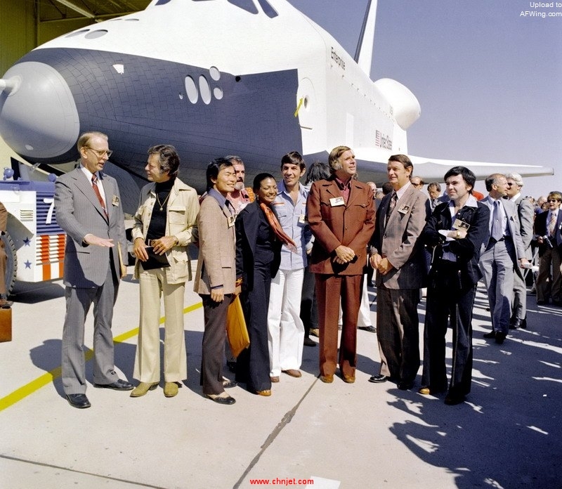Star_Trek_cast_and_Space_Shuttle_Enterprise.jpg