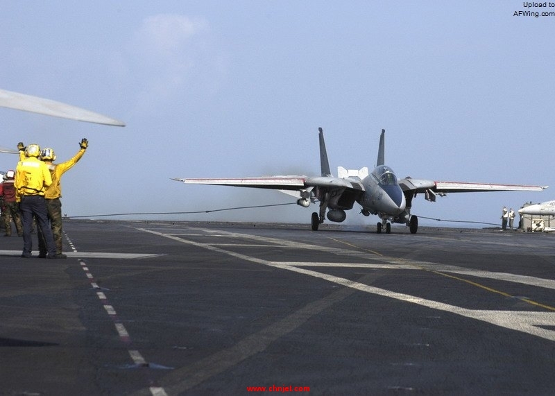 US_Navy_060112-N-8163B-006_An_F-14D_Tomcat_makes_an_arrested_landing_on_the_flight_deck_aboard_the_Nimitz-class_aircraft_carrier_USS_Theodore_Roosevelt_%28CVN_71%29.jpg