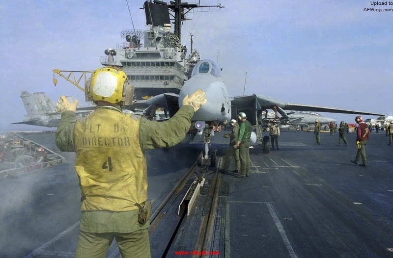 USS_Saratoga_%28CVA-60%29,_F-14_on_catapult.jpg