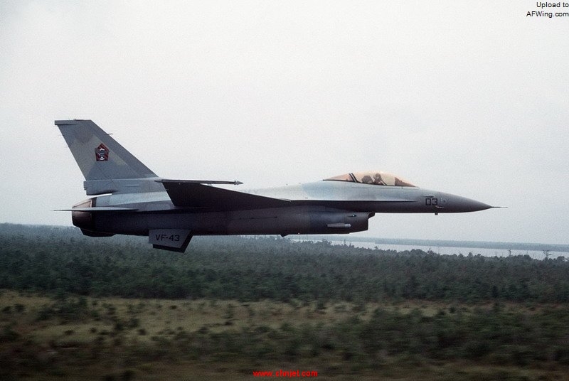F-16n_Viper_of_VF-43_in_flight_in_1990.jpg