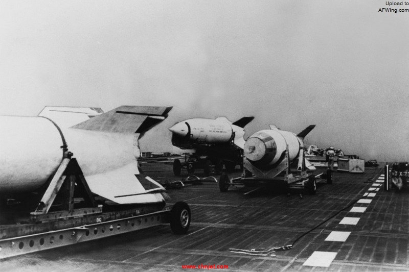 V-2_missiles_on_USS_Midway_%28CVB-42%29_in_1947.jpg