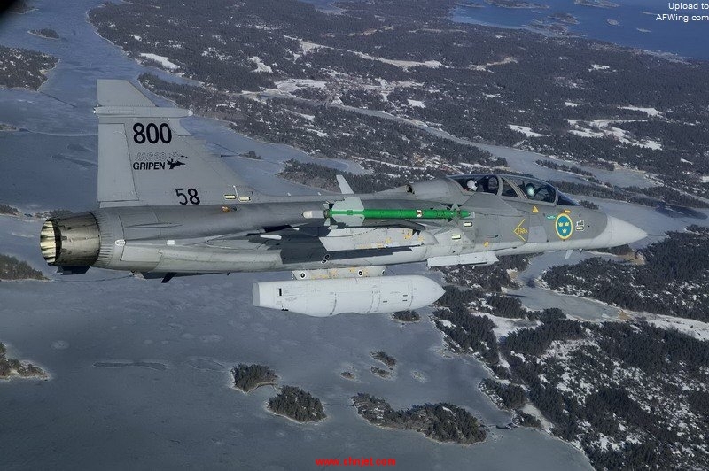 SPK39%20Recce%20Pod%20with%20Gripen%20at%20Linkoping%2024%20March%202005_01.jpg
