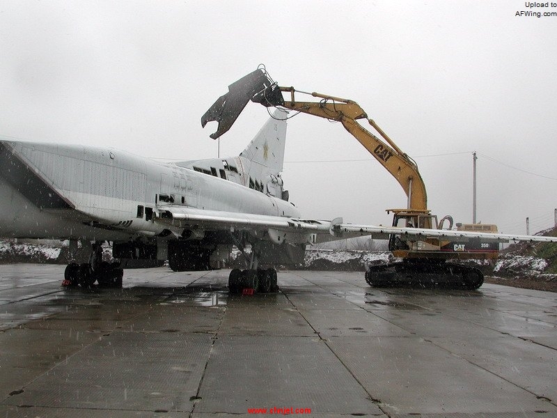 TU-22_scrapyard.jpg