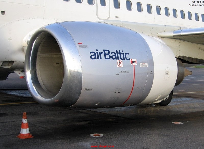 AirBaltic_Boeing_737-500_turbine.jpg