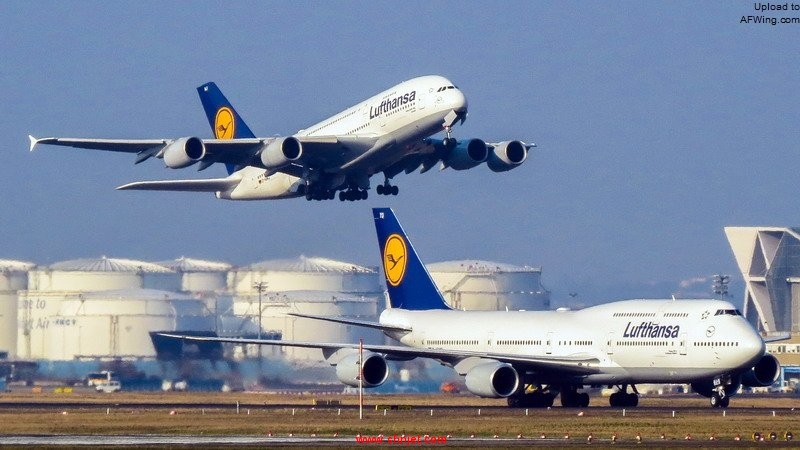 Lufthansa_Airbus_A380_and_Boeing_747_%2816431502906%29.jpg