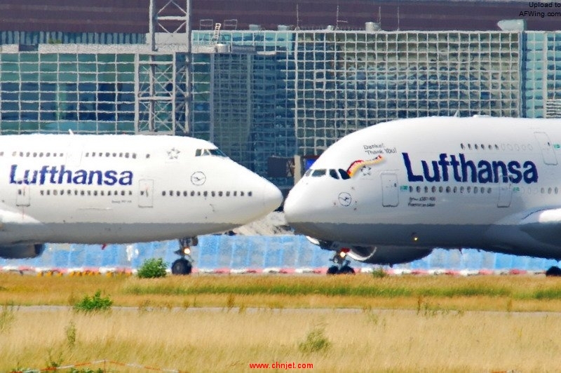 747_vs_A380,_FRA;09.07.2010_%284783442600%29.jpg