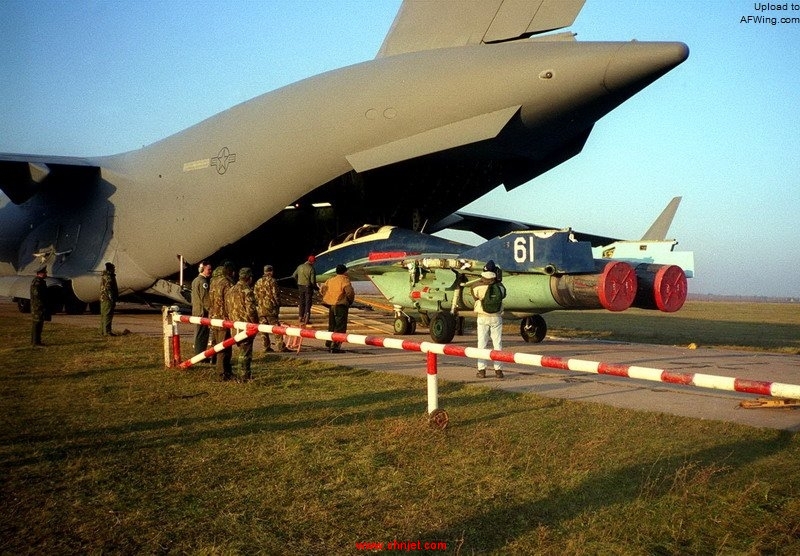 Moldovan_MiG-29B_trainer_on_C-17_Globemaster_III.jpg