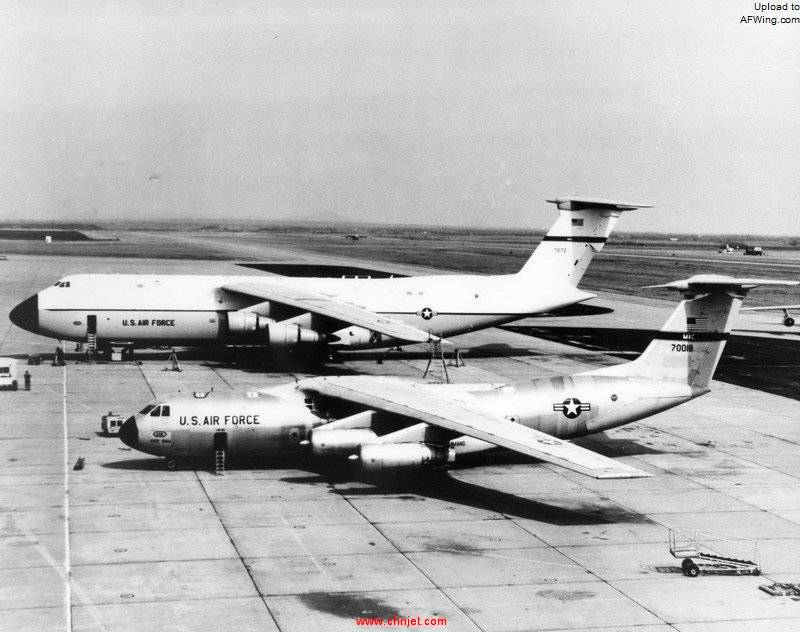USAF_Lockheed_C-141B_Starlifter_70018_and_C-5A_Galaxy_70172.jpg