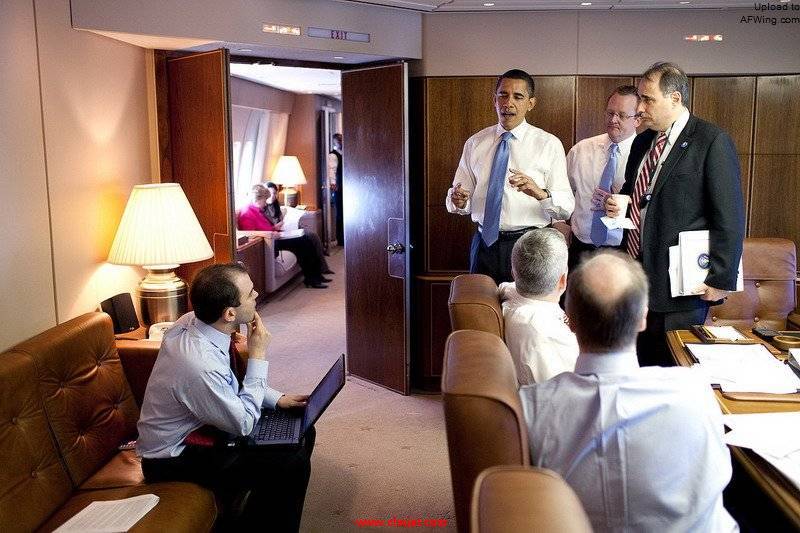 Barack_Obama_meets_his_staff_in_Air_Force_One_Conference_Room.jpg