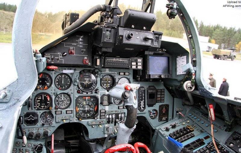 Cockpit_of_Sukhoi_Su-27_2.jpg