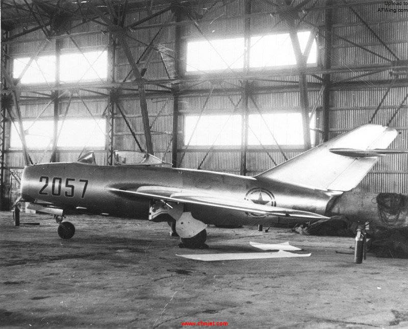 MiG-15bis_in_hangar_at_Kimpo_AB_21_Sept_1953.jpg