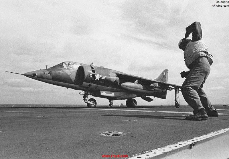 AV-8A_VMA-513_taking_off_from_USS_Guam_%28LPH-9%29_1972.jpg