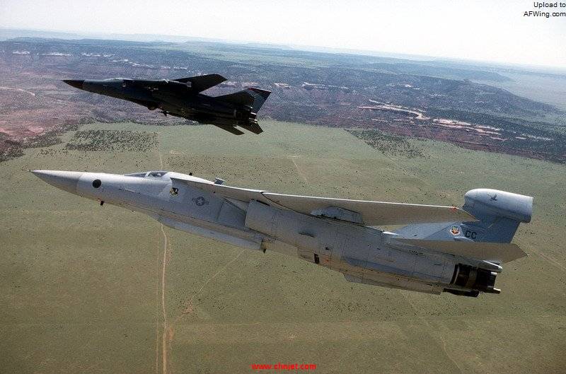 EF-111A_and_F-111F_in_flight.jpg