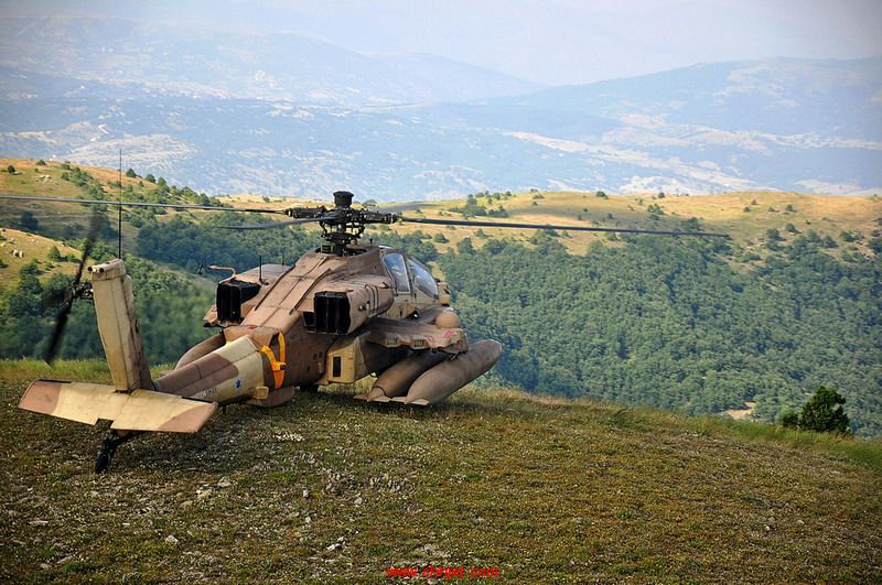 Israeli_Apache_helicopter_overlooks_the_Greek_hills.jpg