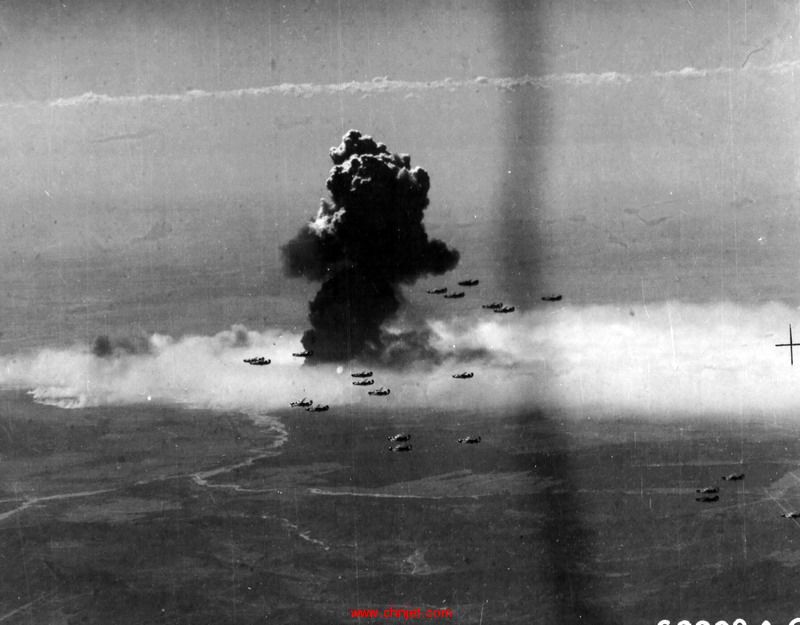 _10_august_1944_b-24_liberatorrs_arunca_bombe_rafinaria_xexia_ploiesti.jpg