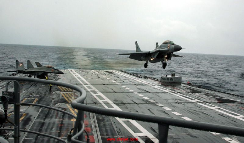A_MiG-29K_performs_a_touch_and_go_landing_on_INS_Vikramaditya_during_Narendra_Modi\'s_visit.jpg
