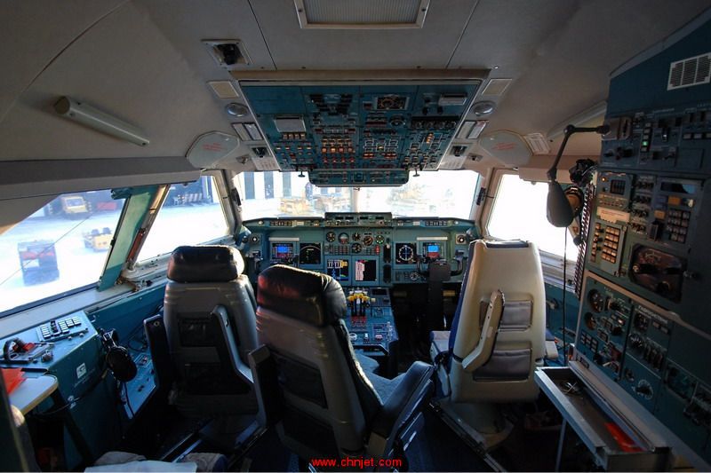 Aeroflot_Il-96-300_cockpit_Petrov.jpg