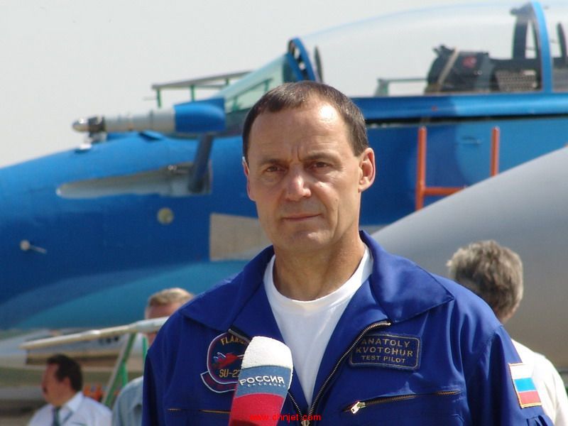 Test-pilot_Anatoly_Kvotchur_at_MAKS-2007_airshow.jpg