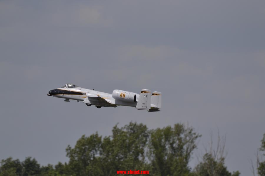 涡喷发动机航模飞机A10的飞行表演