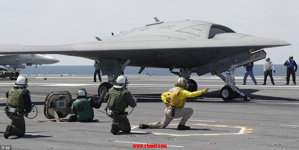 X-47B无人机首次成功从航空母舰上弹射起飞