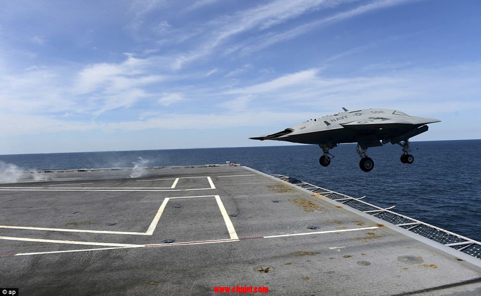 X-47B无人机首次成功从航空母舰上弹射起飞