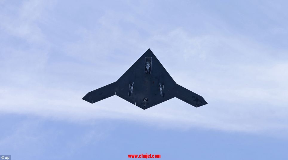 X-47B无人机首次成功从航空母舰上弹射起飞