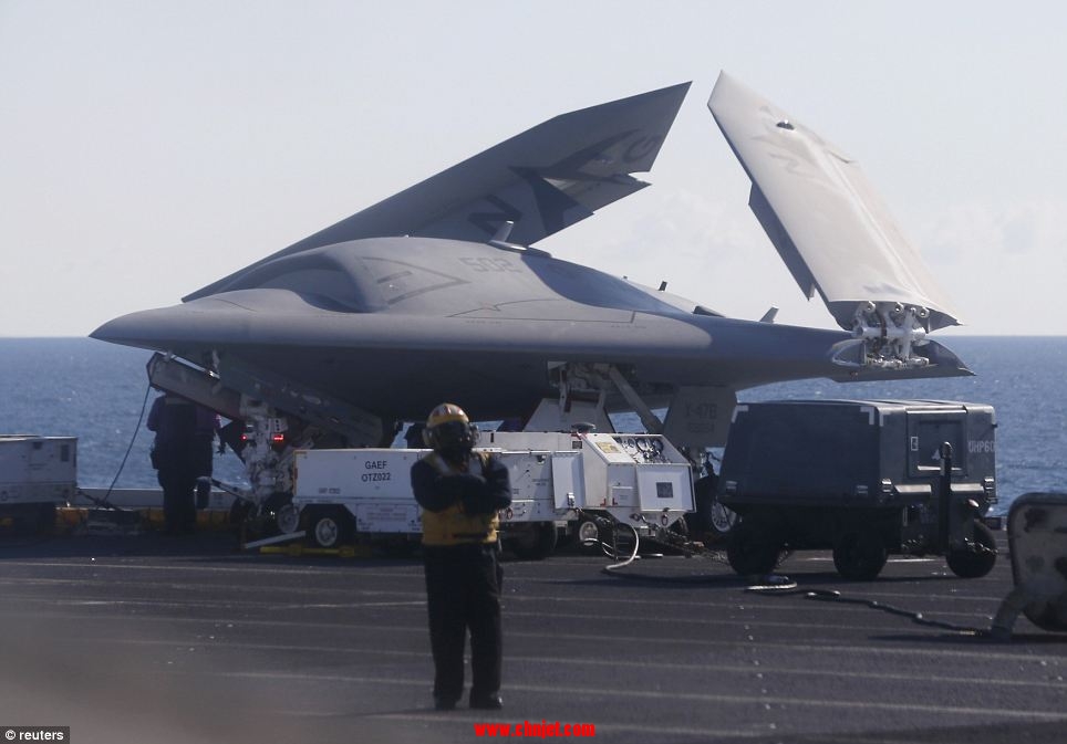 X-47B无人机首次成功从航空母舰上弹射起飞