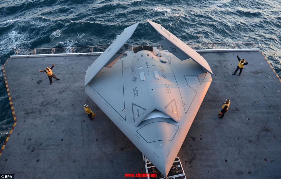 X-47B无人机首次成功从航空母舰上弹射起飞