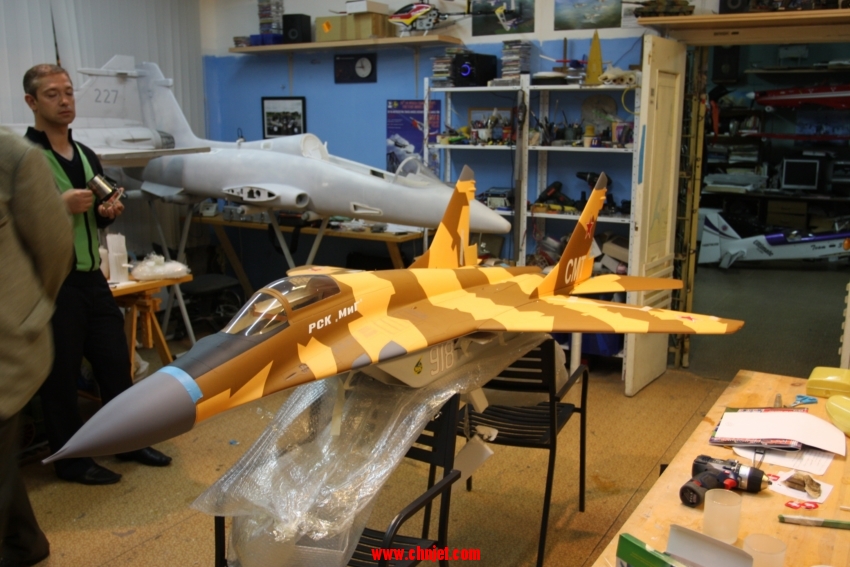 配备两台18公斤推力微型涡喷的米格29模型飞机制作中