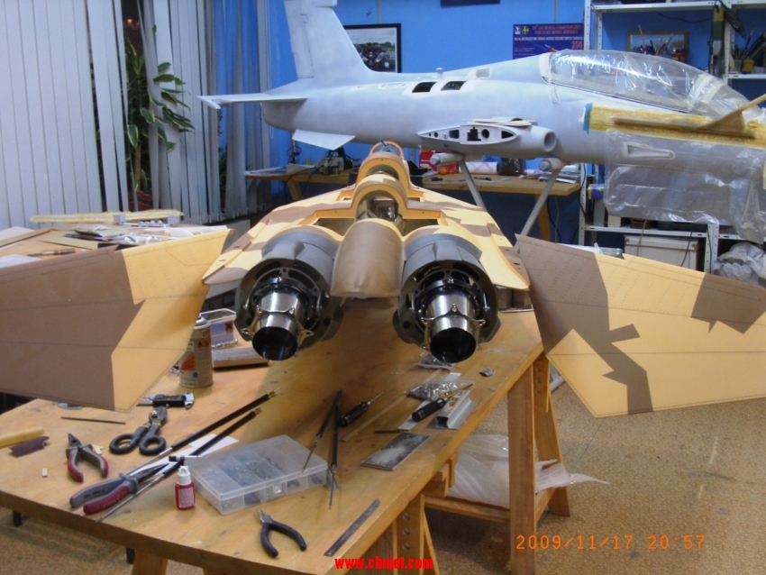 配备两台18公斤推力微型涡喷的米格29模型飞机制作中
