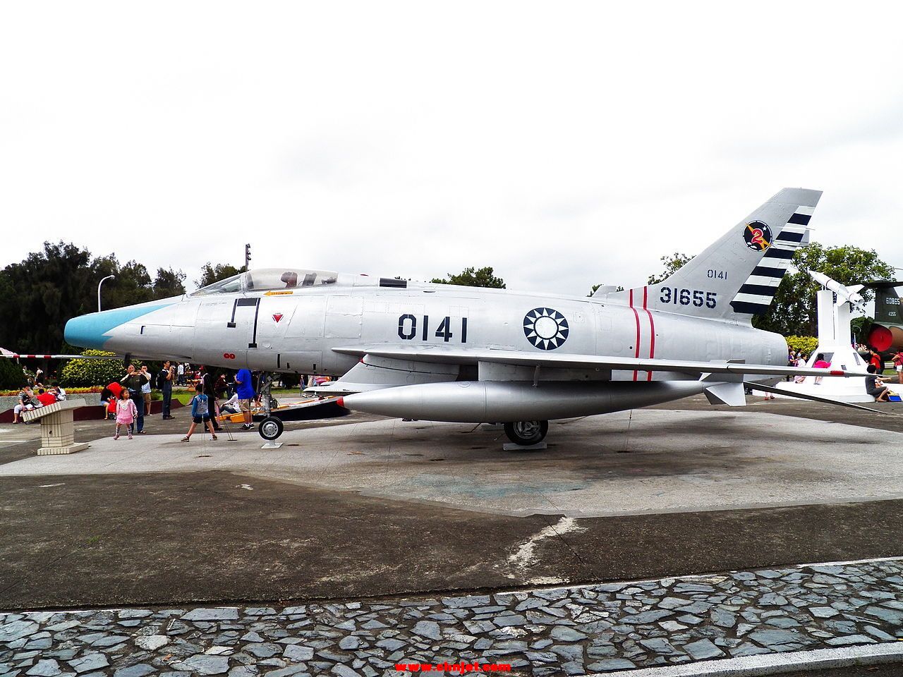 ROCAF_F-100A_0141_in_Hsinchu_AFB_Left_View_20120602.jpg