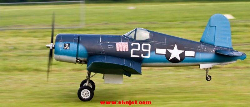 机翼能油压折叠的F4U-1D Corsair