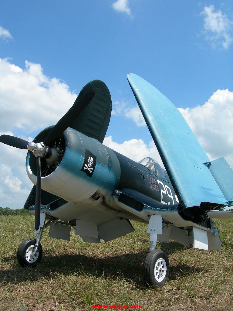 机翼能油压折叠的F4U-1D Corsair